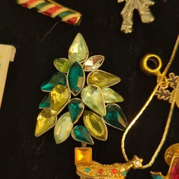 Lot of Christmas Costume Jewelry Sold As Is - Picture 9 of 9